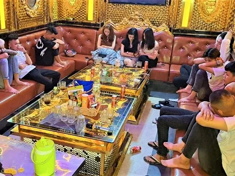 Bắt quả tang 17 người 'bay lắc' trong quán karaoke ở Hậu Giang
