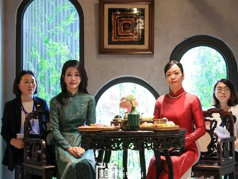 Phu nhân và áo dài