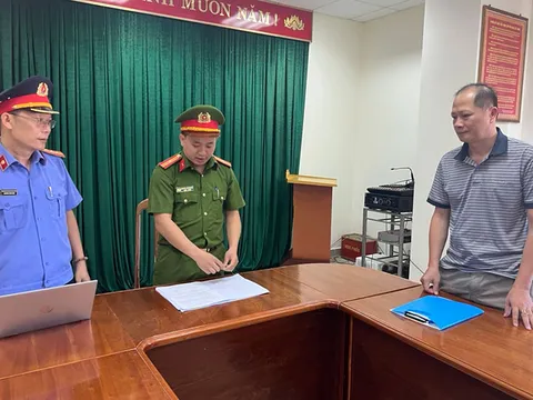 Bắt 2 phó giám đốc trung tâm đăng kiểm ở Quảng Bình vì nhận hối lộ