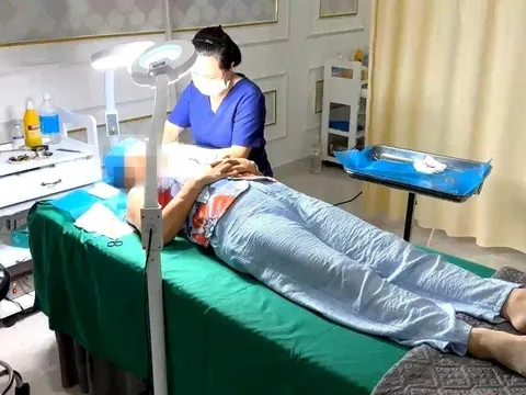 Phát hiện cở sở thẩm mỹ để nhân viên lao công phẫu thuật cho khách