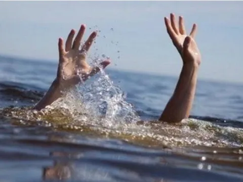 Hà Nội: Điều tra vụ nam sinh lớp 9 tử vong trong bể bơi trường học