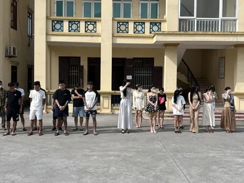 Bắt quả tang nhóm thanh niên 'bay lắc' trong phòng nhà nghỉ ở Hưng Yên