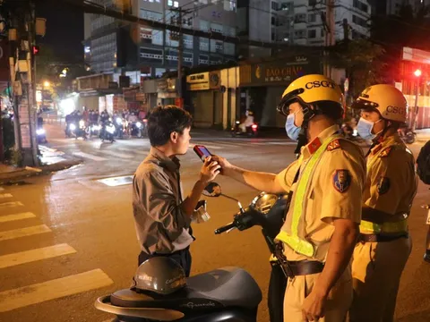 6 loại giấy tờ nào CSGT được kiểm tra khi dừng xe từ ngày 15/9?