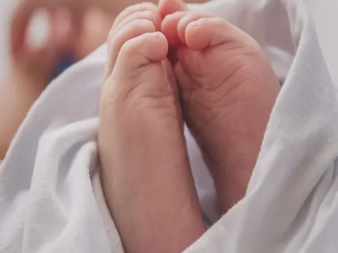 Vợ chồng công chức sinh con thứ ba, có bị hoãn nâng lương?