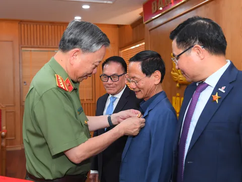 Chủ tịch HĐQT Tập đoàn GELEXIMCO vinh dự nhận Kỷ niệm chương 'Bảo vệ an ninh Tổ quốc'