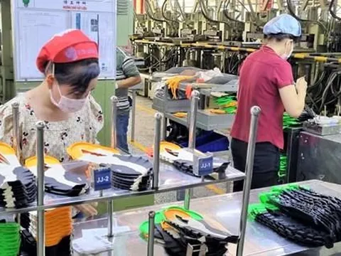 Người lao động tạm ứng tiền có bị tính lãi không?