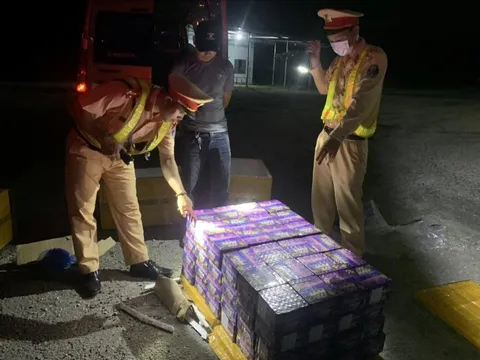 Phát hiện xe khách vận chuyển hơn 4.700 viên pháo lậu ở Quảng Nam