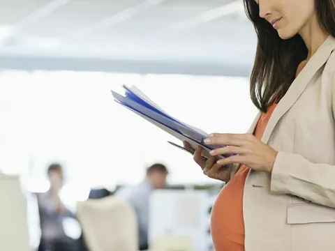 Vợ chồng công chức sinh con thứ ba có bị chậm tăng lương?