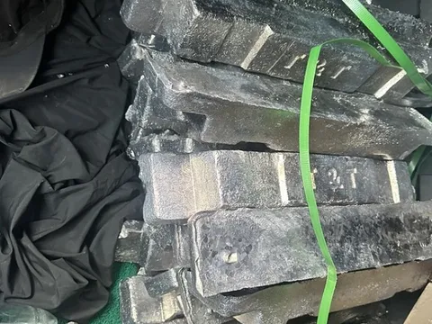 Tạm giữ hình sự 3 đối tượng lấy trộm hơn 2 tấn chì của công ty