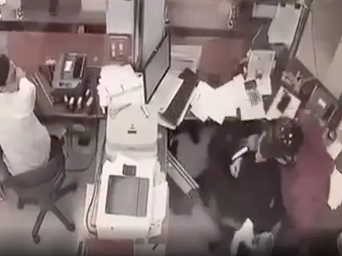 Truy bắt đối tượng xông vào ngân hàng khống chế nữ nhân viên để cướp tiền