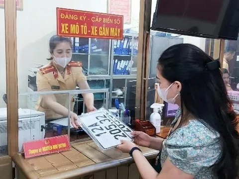 Biển số trúng đấu giá có được lắp vào xe ô tô đã có biển?