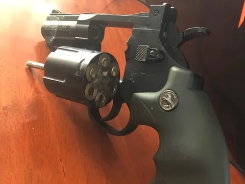 Mâu thuẫn trong quán nhậu, nam thanh niên rút súng bắn 2 người trọng thương