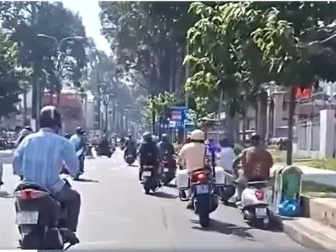 Tạm đình chỉ công tác CSGT dùng chân đạp người đi xe máy ngã xuống đường