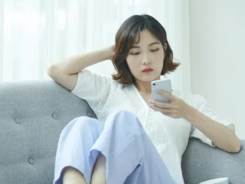 Nửa đêm, mẹ chồng cũ gọi điện, cầu xin tôi cứu con trai bà