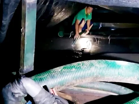 Bắt quả tang nhóm đối tượng khai thác cát trái phép trên sông Hậu