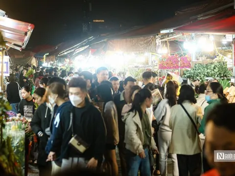 Khung cảnh tấp nập tại chợ hoa Quảng An ngày cận Tết