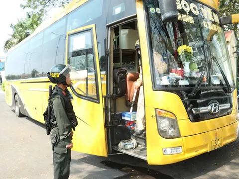 Phát hiện xe khách giường nằm 40 chỗ nhồi nhét 64 người