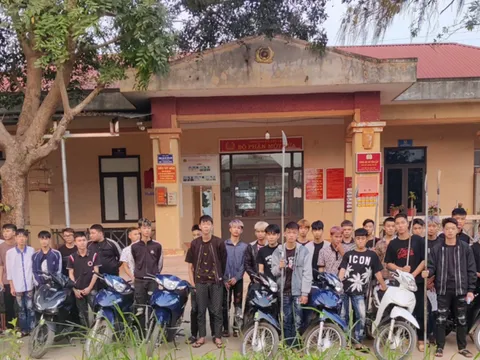 30 thanh niên bịt kín mặt, vác dao đi giải quyết mâu thuẫn ở Vĩnh Phúc