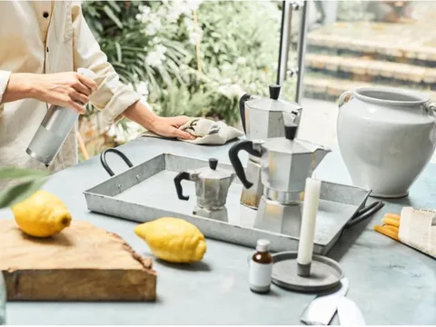 Vợ ở nhà chăm con, nội trợ là 'vô dụng', chồng nuôi?