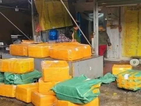 Thu giữ hơn 1 tấn thực phẩm đông lạnh không rõ nguồn gốc xuất xứ tại Hà Nội