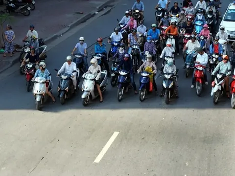 Dừng xe dưới bóng râm chờ đèn đỏ có bị xử phạt?