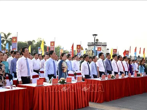 Lễ Thượng cờ 'Thống nhất non sông' tại Đôi bờ Hiền Lương - Bến Hải