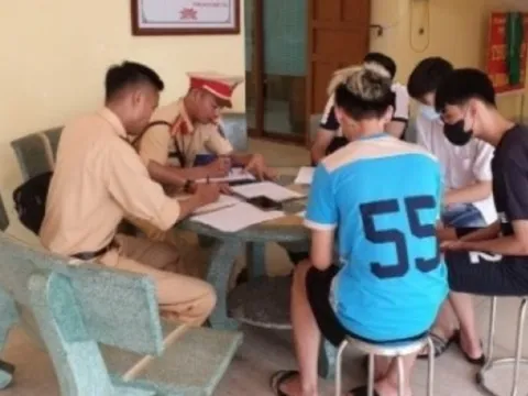 Xử lý nhóm thanh niên đầu trần kẹp ba, đi xe máy bằng một bánh trên đường