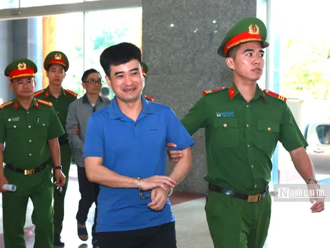 Xử phúc thẩm vụ Việt Á: Phan Quốc Việt cười tươi khi được dẫn tới toà