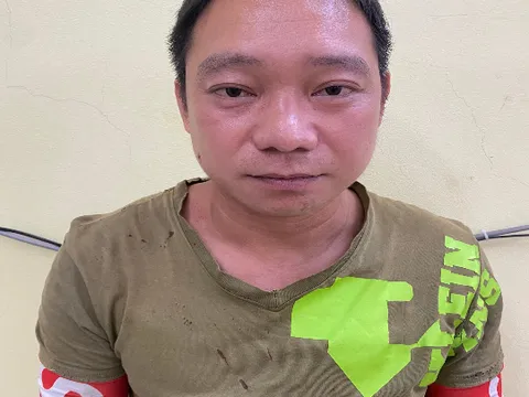 Khởi tố đối tượng cầm kiếm chém người vì mâu thuẫn trong quán nước