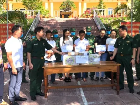 Bắt 5 đối tượng vận chuyển 100 bánh heroin từ Lào vào Việt Nam