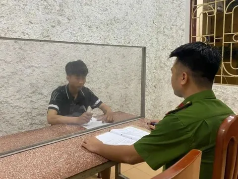 Tạm giữ nam thanh niên đi xe máy không đội mũ bảo hiểm, đâm CSGT bị thương