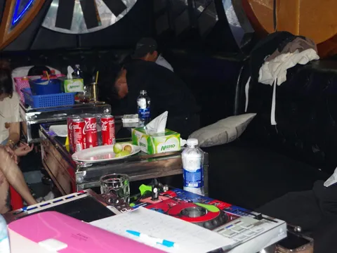 Phát hiện 33 đối tượng dương tính với ma túy trong quán karaoke ở Long An