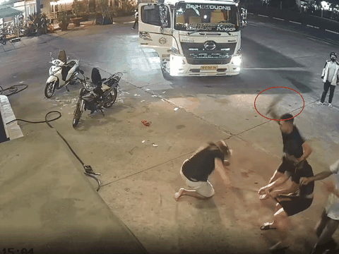 Nhóm thanh niên dùng hung khí tấn công nhân viên cây xăng ở Bình Dương
