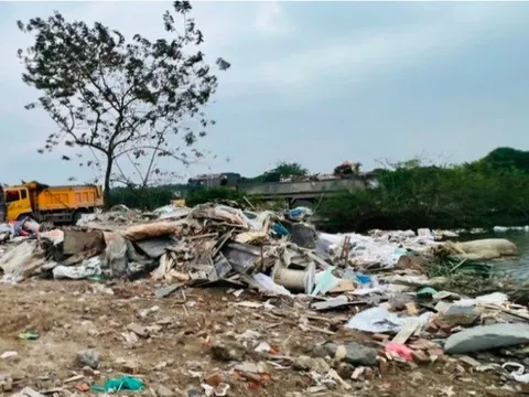 Khởi tố đối tượng đổ hơn 2.000 tấn chất thải xuống ao