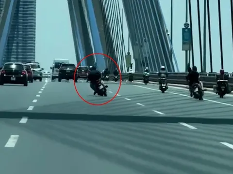 Hà Nội: Xử lý 4 thanh niên đi xe máy đánh võng trên cầu Nhật Tân
