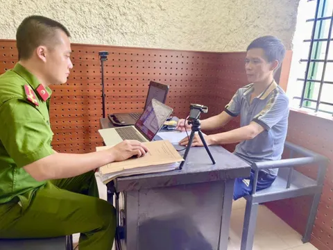 Bắt đối tượng lắp camera trong nhà nghỉ quay lén khách để tống tiền