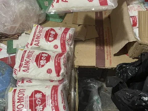 Bắt 2 phụ nữ buôn bán mì chính giả ở Hà Nội