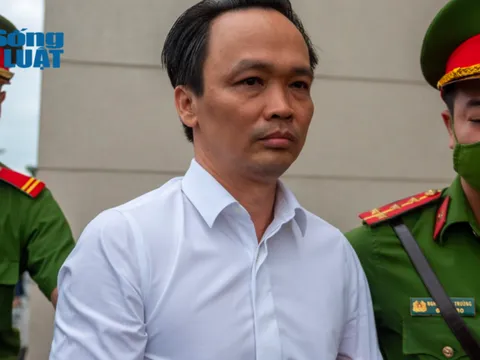 Hình ảnh cựu Chủ tịch FLC Trịnh Văn Quyết được áp giải đến tòa