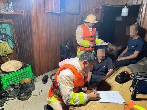 Bắt giữ tàu khai thác cát trái phép trên sông Hồng lúc nửa đêm