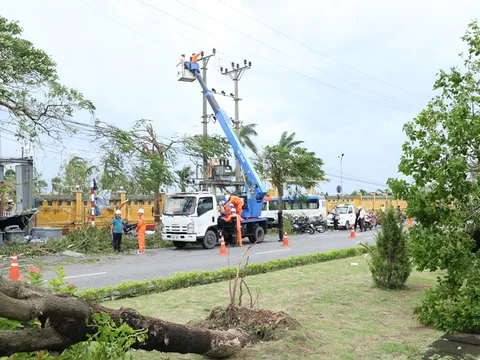 Dồn lực khắc phục sự cố lưới điện sau bão số 3