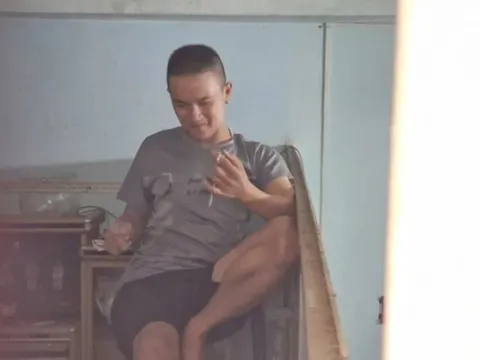 Tạm giữ thanh niên ngáo đá cầm hung khí cố thủ trong nhà hơn 22 giờ