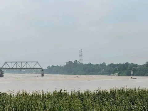 Thủ tướng yêu cầu nhanh chóng cứu hộ cứu nạn vụ sập cầu Phong Châu