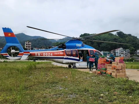 Trực thăng Quân đội tiếp tục vận chuyển hàng cứu trợ đến Cao Bằng