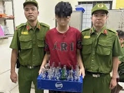 Bắt giữ đối tượng mang chai thủy tinh ném vào người đi đường ở Hà Nội
