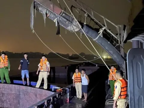 Bắt giữ 2 tàu khai thác cát trái phép trên sông Hồng