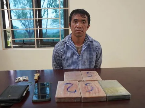 Bắt đối tượng mua bán trái phép chất ma tuý, thu giữ 5 bánh heroin