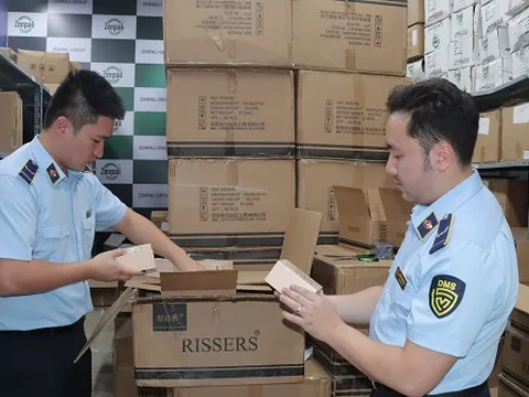 Thu giữ hơn 10.000 chai nước hoa không rõ nguồn gốc của một 'hot Tiktoker'