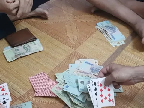 Bắt cán bộ cơ sở cai nghiện ma túy ở Hà Nội đang sát phạt trên chiếu bạc