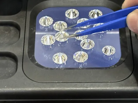 Người nước ngoài vận chuyển trái phép hơn 700 viên kim cương qua sân bay Tân Sơn Nhất