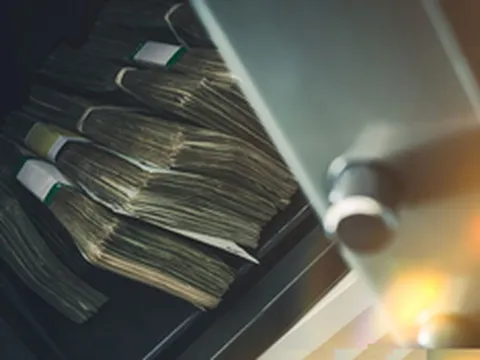 'Những cọc tiền liên tục được cất vào két sắt'